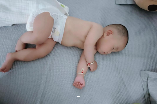 苍南宝宝胳膊上起红疙瘩